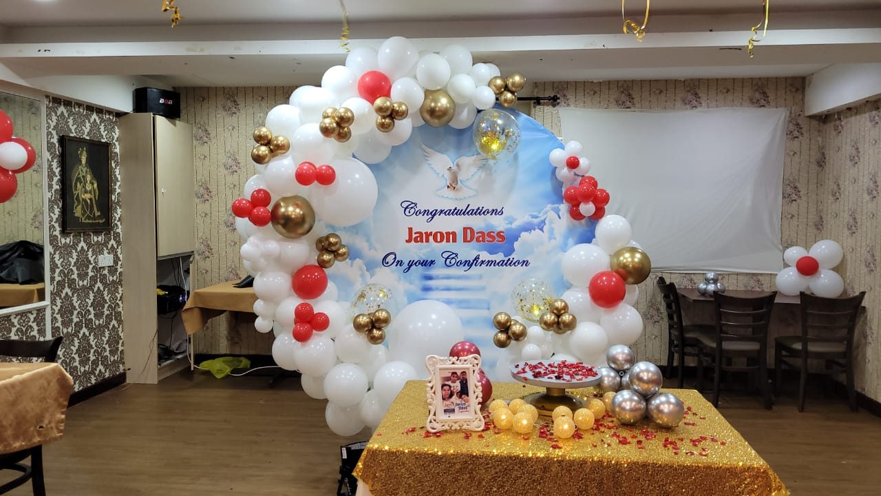 White and gold balloon ring for a confirmation