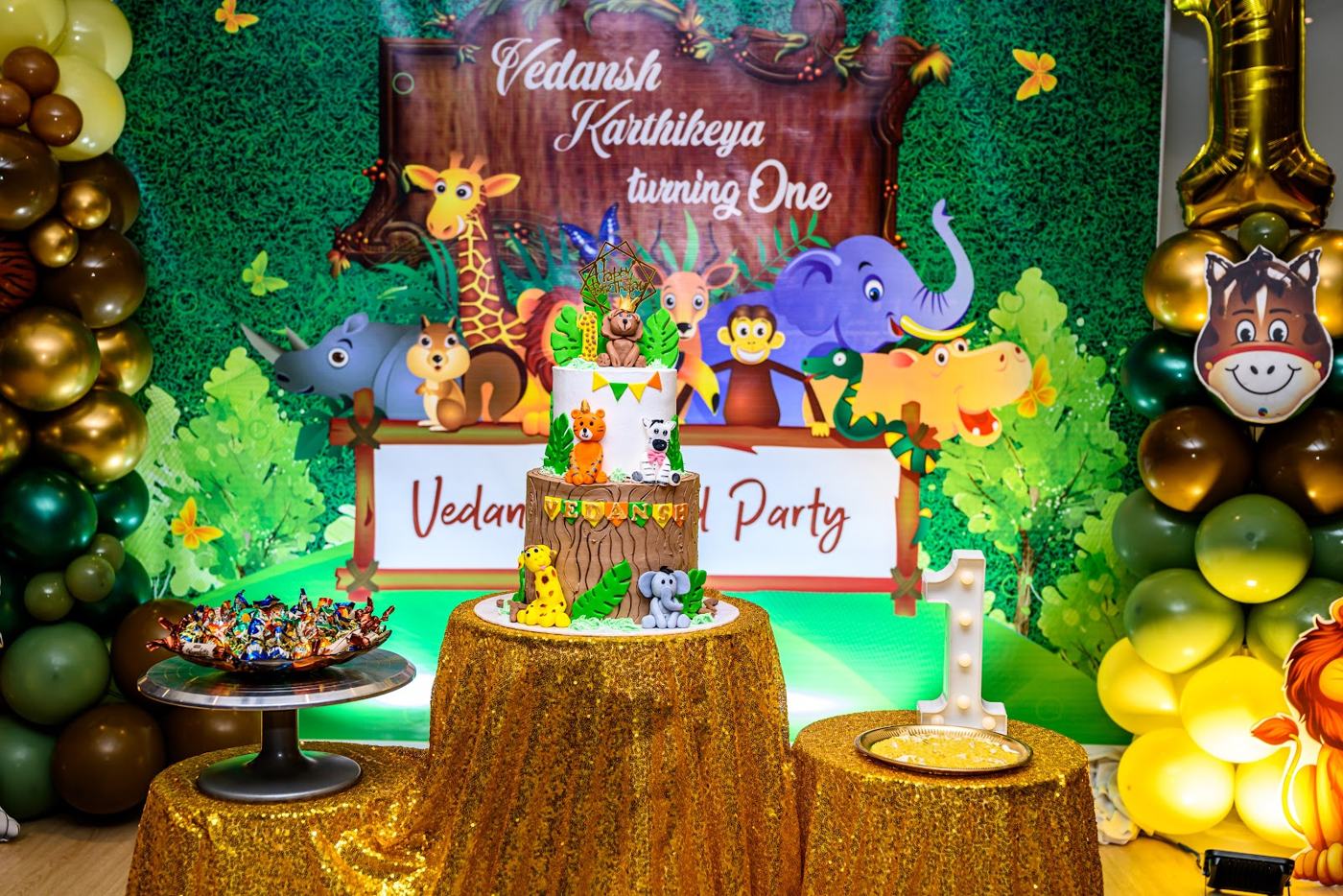 Jungle themed 1st birthday decoration